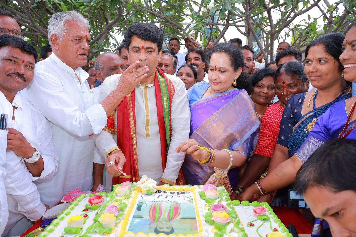 నా సంతోషంలో పాలు పంచుకుని నా జన్మదినాన్ని ఒక పండగలాగా జరిపి నా ఆనందంలో భాగమైన నా నాన్న గారికి మరియు  నియోజకవర్గ ప్రజలకు ఎల్లవేళలా ఋణపడిఉన్న అని తెలియజేస్తున్నాను
మీ
డా. కుచుకుళ్ళ రాజేష్ రెడ్డి
శాసనసభ్యులు నాగర్ కర్నూల్