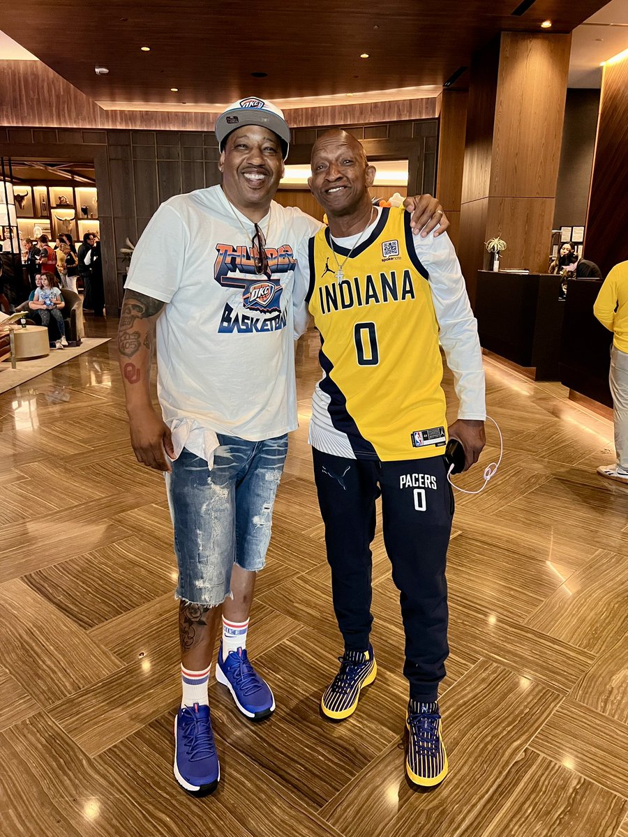 ScissorhandsOKC's tweet image. Want to give my guy @PapaHaliburton a huge S/O, nothing but love OG & appreciate you stopping by when we were giving out haircuts at @ScissortailPark prayers goes out to your son @TyHaliburton22