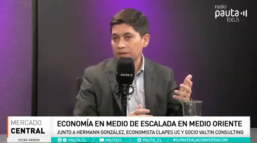 [ENTREVISTA <a href="/Pauta_cl/">Radio Pauta</a>] En conversación con <a href="/gabivillalobos/">Gabriela Villalobos</a> y Constanza Santa María, nuestro  coordinador macroeconómico <a href="/hegonzalb/">Hermann González</a> advirtió que el conflicto en #MedioOriente podría provocar un aumento en el precio del #petróleo, lo que afectaría la #inflación en Chile. Proyectó
