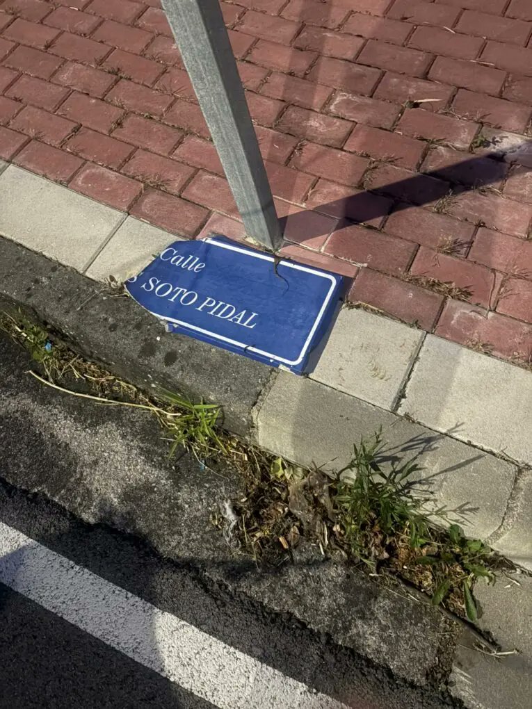 elfaradio's tweet image. Tomás Soto Pidal, capellán de Ciriego, sigue teniendo una calle a su nombre, en San Román, pese a ser el responsable de que a los fusilados no se les registrara con su nombre, un dato del que sí se disponía
elfaradio.com/2025/06/21/qui…
#MemoriaDemocrática #Santander #Ciriego