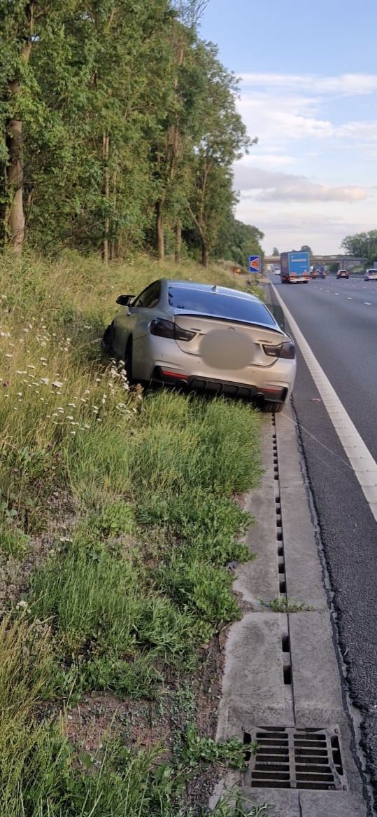 StaffsDogs's tweet image. A male has ran from a vehicle on the M6 this evening after trying to ram his way through Police vehicles.
#PDBONES attended the location and was deployed. Following a track she has located the suspect hiding in the undergrowth.. he decided not to run #arrested SP-20250623-0710