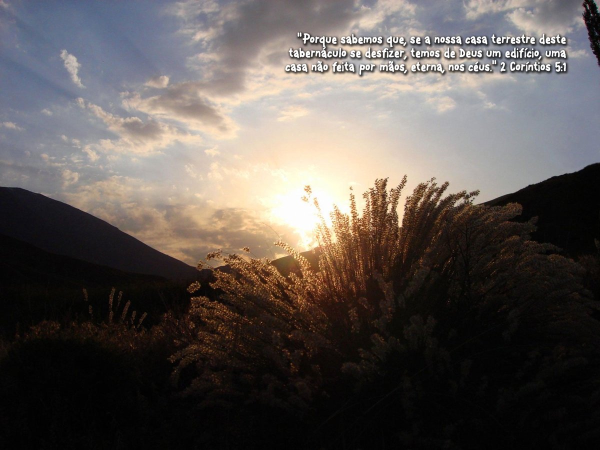 2 Coríntios 5:1 Porque sabemos que, se a nossa casa terrestre deste tabernáculo se desfizer, temos de Deus um edifício, uma casa não feita por mãos, eterna, nos céus.