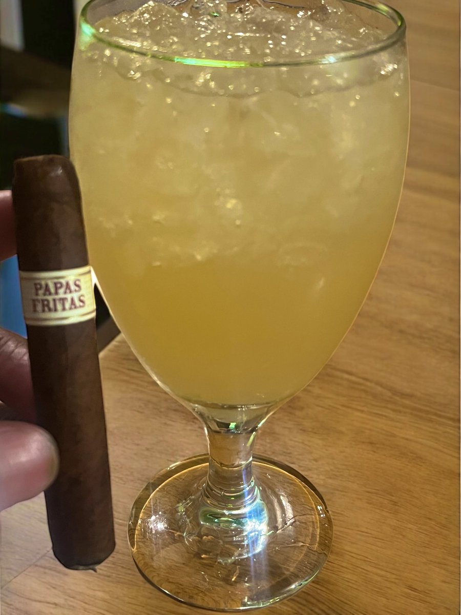 Up next, I’m enjoying a delicious Liga Privada Inch Papas Fritas, perfectly paired with a fine glass of Blanton’s mixed with lemonade. #CigarLifeStyle
