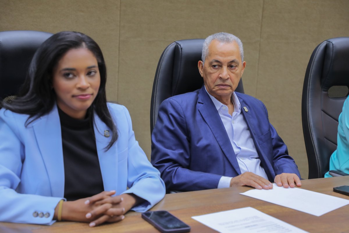DiputadosRD's tweet photo. La Comisión Permanente de Cámara de Cuentas, presidida por el diputado Rogelio Genao (@RogelioGenaoLz), continúa con el estudio de la iniciativa del proyecto de ley de fiscalización y control del Congreso Nacional. Proponente: @felixrbautista #DiputadosRD https://t.co/31J3fGYBu4