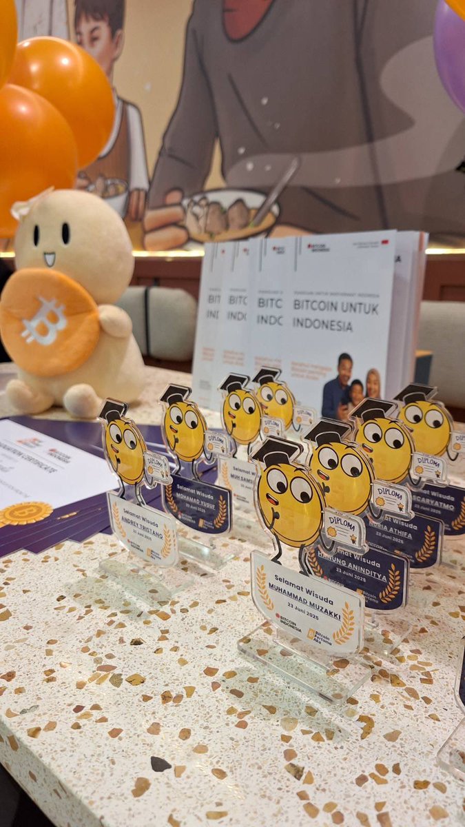 bitcoinindo21's tweet image. Another 13 legends just graduated from @MyfirstBitcoin_ ! 🎓 This class was extra special - we had our youngest (13) and oldest (62) students ever! 🤩
Everyone walked away with knowledge, a diploma, and even a trophy. 🏆