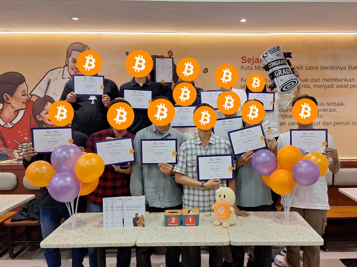 bitcoinindo21's tweet image. Another 13 legends just graduated from @MyfirstBitcoin_ ! 🎓 This class was extra special - we had our youngest (13) and oldest (62) students ever! 🤩
Everyone walked away with knowledge, a diploma, and even a trophy. 🏆