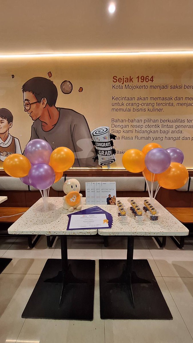 bitcoinindo21's tweet image. Another 13 legends just graduated from @MyfirstBitcoin_ ! 🎓 This class was extra special - we had our youngest (13) and oldest (62) students ever! 🤩
Everyone walked away with knowledge, a diploma, and even a trophy. 🏆