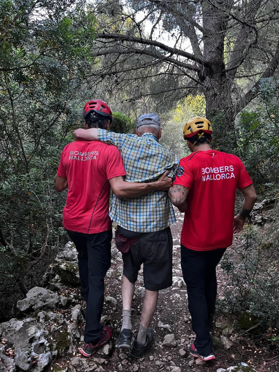 Operatiu de rescat entre el Mirador de ses Barques i Cala Tuent finalitzat amb èxit.

👥 Els dos afectats han estat acompanyats per efectius de #Bombers.
Gràcies a tots els serveis mobilitzats.