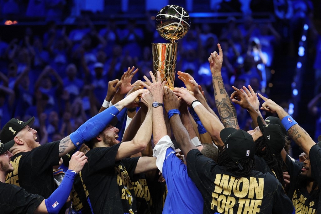 2026 NBA Championship Odds 🏀

After the thrilling victory of the Thunder in the NBA Finals last night, we set our eyes on the 2025-26 season and to who will be the champion.

NBA Odds ➡️ ow.ly/iQJS50WeUnx

#nba #basketball #sportsbetting #bets #betting #parlay #picks