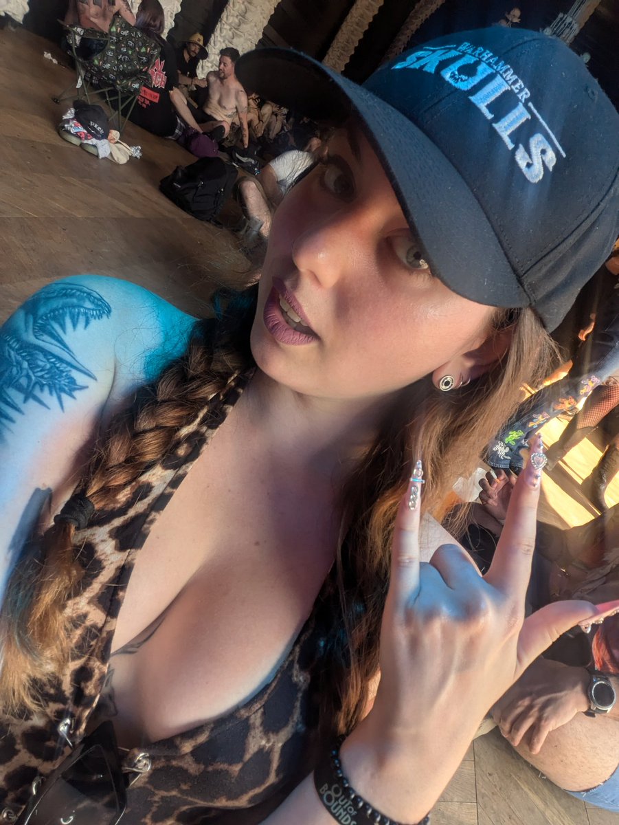 ElisaPhantom's tweet image. Bon le @hellfestopenair est terminé, la déprime post festival est déjà là !
Mais merci au Hellfest, aux copains, aux bénévoles, aux artistes, une superbe édition. 🤘🏻🔥
twitch.tv/elisa_phantomh…
Je reprends les lives ce soir à 23h ! On va parler Metal et RED DEAD 2
#hellfest