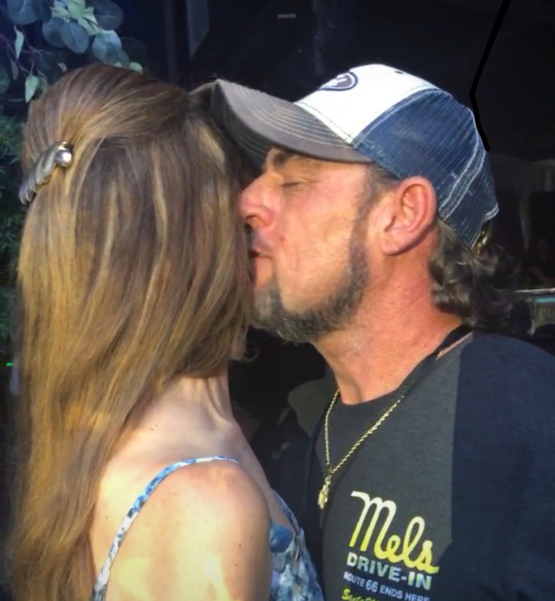 🥹 Lana Del Rey se emociona ao fim de Stars Fell On Alabama e vai aos abraços de seu marido, Jeremy Dufrene.