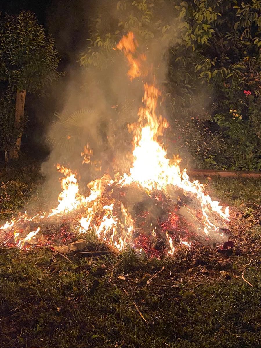 Feliz noche de San Juan!!!! 🔥 🔥 🔥 
Todo arde si le aplicas la chispa adecuada 🤟🏻🤟🏻🤟🏻 <a href="/HdS__Oficial/">Héroes del Silencio</a> <a href="/bunburyoficial/">Enrique Bunbury</a> <a href="/JuanValdiviahds/">Juan Valdivia</a> #joaquincardiel <a href="/PedroAndreuHDS/">Pedro Andreu</a>