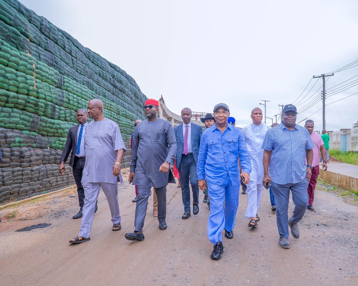 Hope_Uzodimma1's tweet image. Given the strategic importance of the Control Post in managing traffic flow within the city of Owerri, I am particularly excited about the positive impact the flyover will have in decongesting traffic and enhancing the safety of commuters.
As I inspected the ongoing…