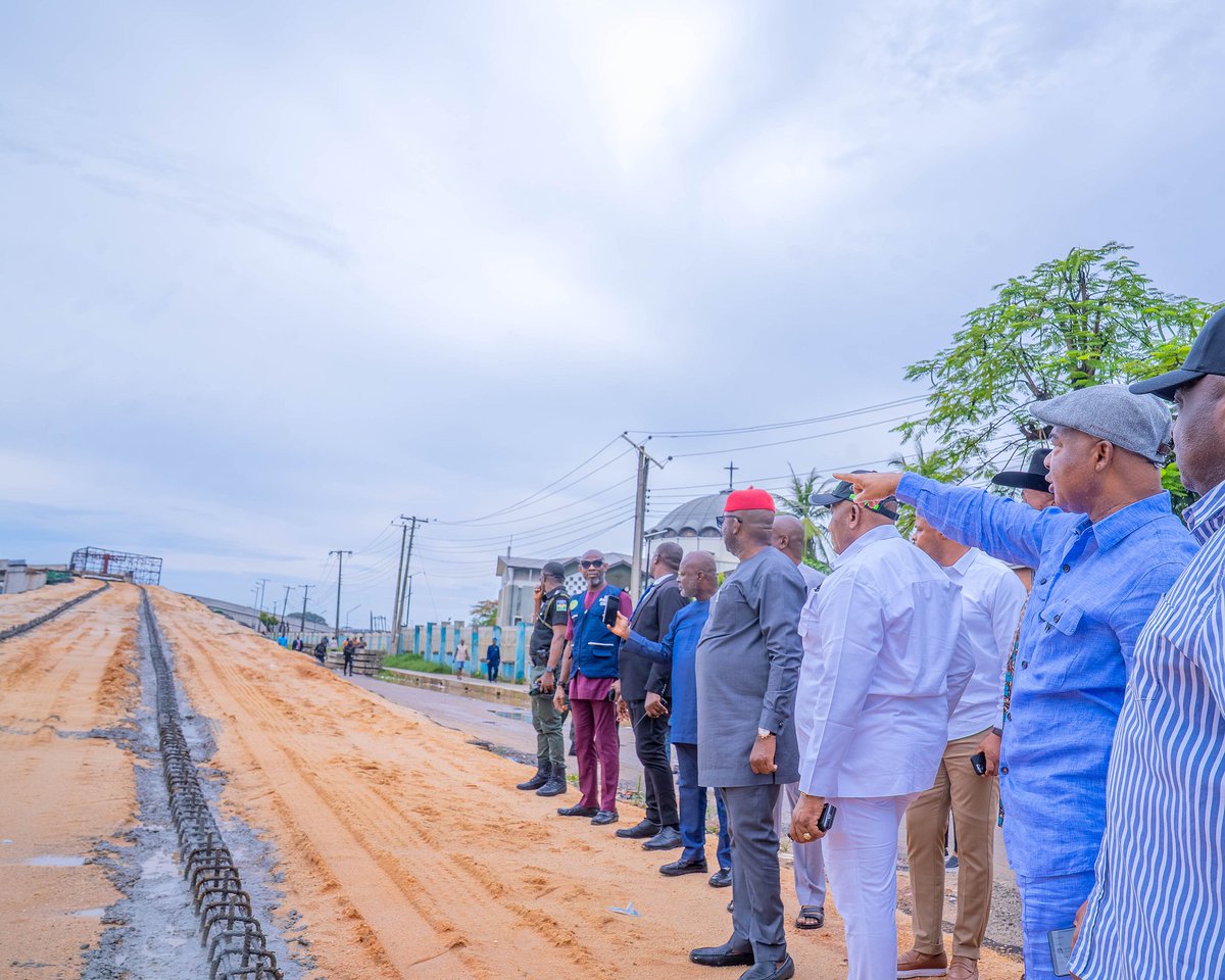 Hope_Uzodimma1's tweet image. Given the strategic importance of the Control Post in managing traffic flow within the city of Owerri, I am particularly excited about the positive impact the flyover will have in decongesting traffic and enhancing the safety of commuters.
As I inspected the ongoing…