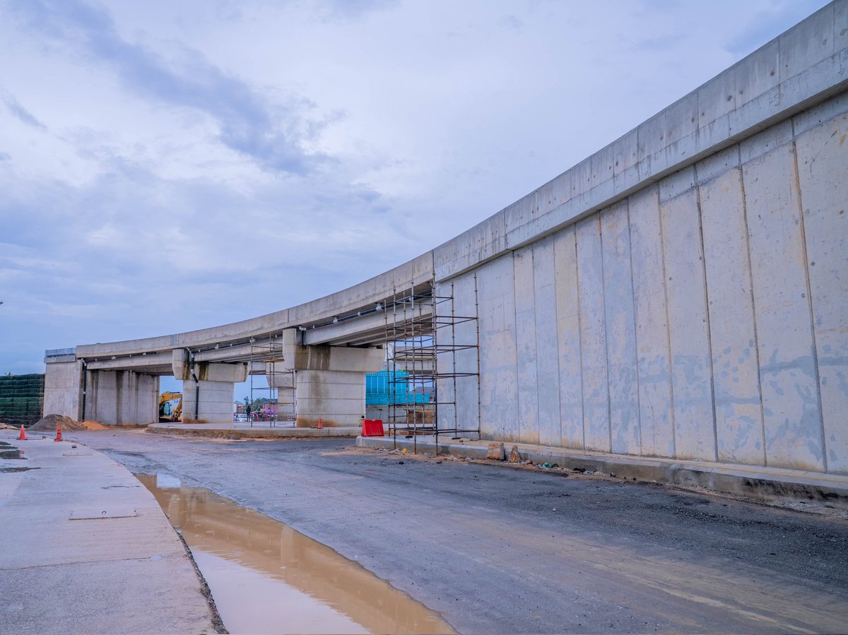 Hope_Uzodimma1's tweet image. Given the strategic importance of the Control Post in managing traffic flow within the city of Owerri, I am particularly excited about the positive impact the flyover will have in decongesting traffic and enhancing the safety of commuters.
As I inspected the ongoing…