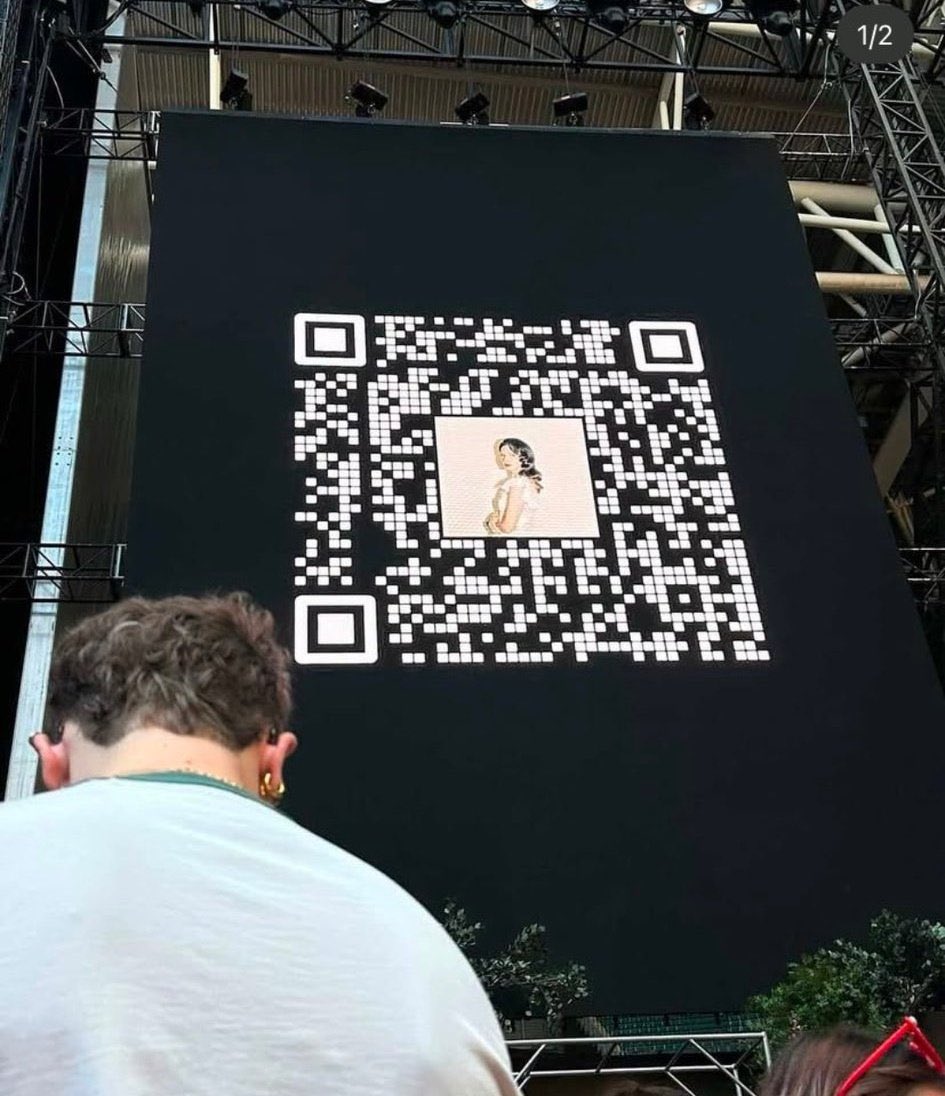 🚨Lana del Rey has enabled a QR code to her webpage on her show.

new music announcement soon.
🔗 sparklejumpropequeen.os.fan/sjrq?tag=Cardi…