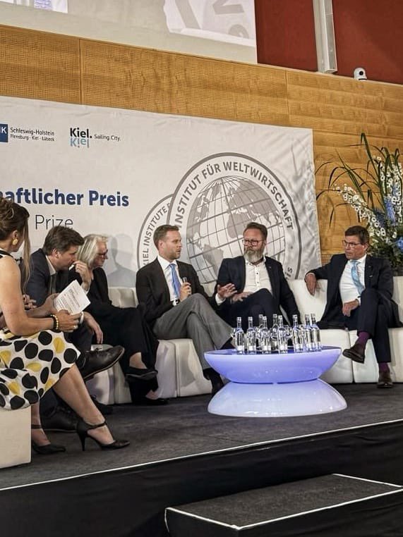 GLandsbergis's tweet image. Honoured to recieve the Global Economy Prize from @kielinstitute in recognition of my work as Foreign Minister of Lithuania, speaking up for all those in my region facing the very real threats of living near expansionist Russia.