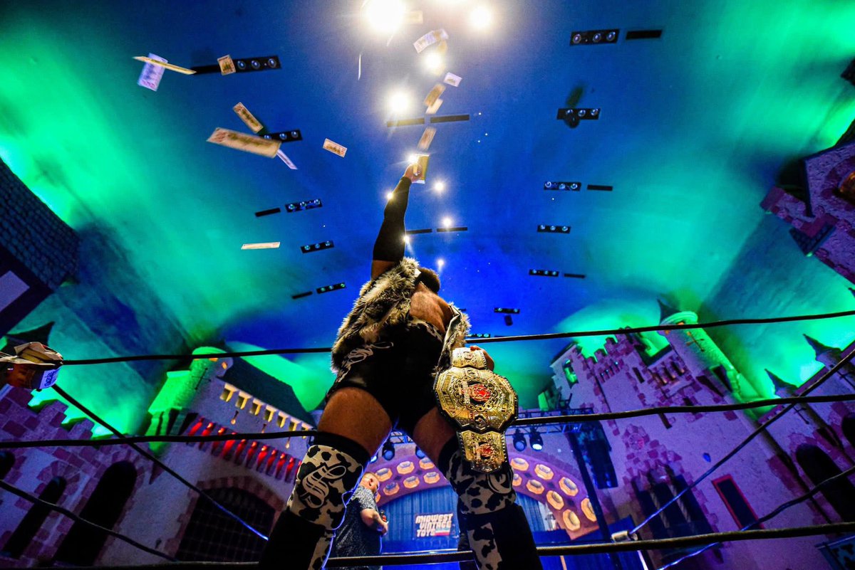 Big fan of this pic of <a href="/SolomonTupu/">✌🏽 𝐓𝐔𝐏𝐔 ✌🏽</a> from <a href="/MADHOUSESLAMS/">MADHOUSE WRESTLING</a> All My Rowdy Friends