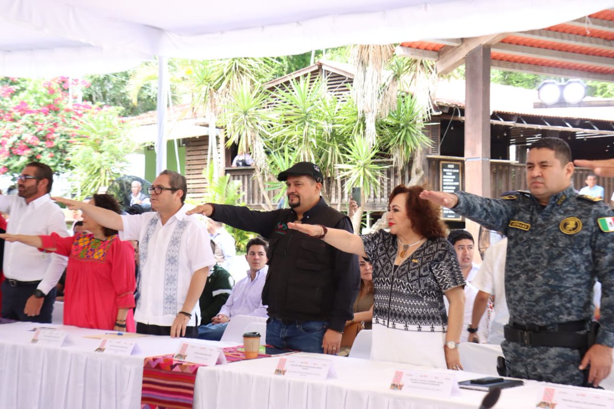 SSaludChiapas's tweet image. El secretario de Salud, @OmarGomezSSChis, acompañado del mandatario @ramirezlalo_, participó como integrante del Comité de Desarrollo Turístico de Gobierno del Estado (#Codetech) con la finalidad de detonar a #Chiapas como un referente...(shorturl.at/bBnZL)