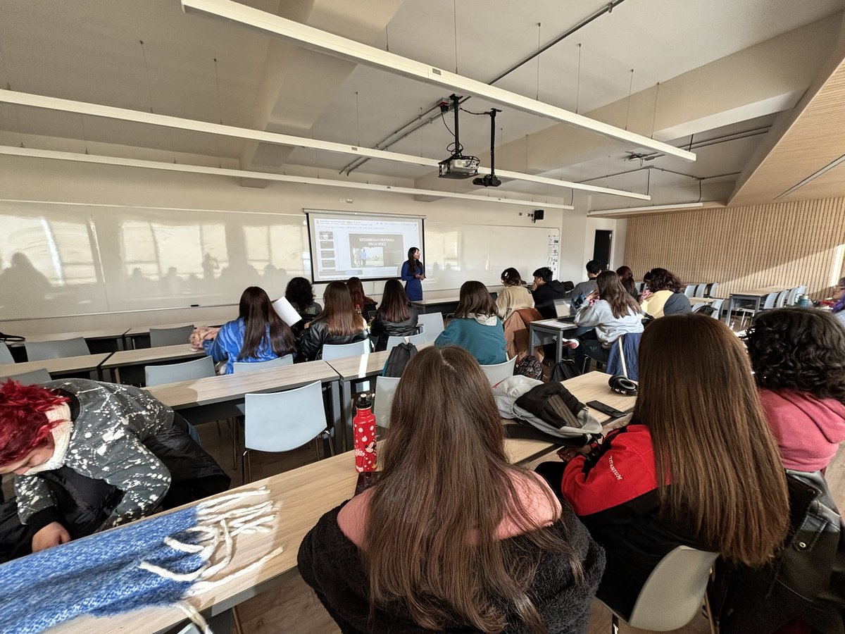 SenamaOhiggins's tweet photo. Durante esta jornada nuestra Coordinadora regional expuso a los alumnos de la UOH sede #Rancagua sobre el DESARROLLO HUMANO EN LA VEJEZ, la caracterización de las personas mayores, el avance de las políticas públicas, los desafíos ante el envejecimiento, entre otros. https://t.co/Ya7aSQMTTN