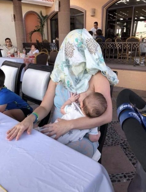 Une maman qui allaitait son fils dans un restaurant, s’est vue apostrophée par un client visiblement outré qui lui a demandé de se couvrir car cela le dérangeait.

La mère s’est donc aussitôt exécutée... Elle a joué le jeu de la bêtise et c'est la meilleure réaction qu'elle