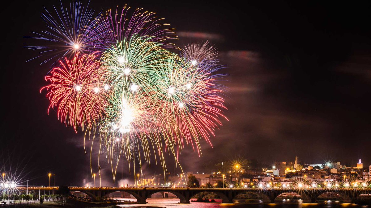 Esta noche es una noche para agradecer todo lo bueno que tenemos y  soltar todo lo que nos pesa. 
Que el fuego te libere, que el agua te  refresque y que la magia te sorprenda.✨✨ 

A tod@s os deseo una Feliz noche de San Juan !🔥🔥

Me voy a ver los fuegos artificiales !!🎆🎆🎆