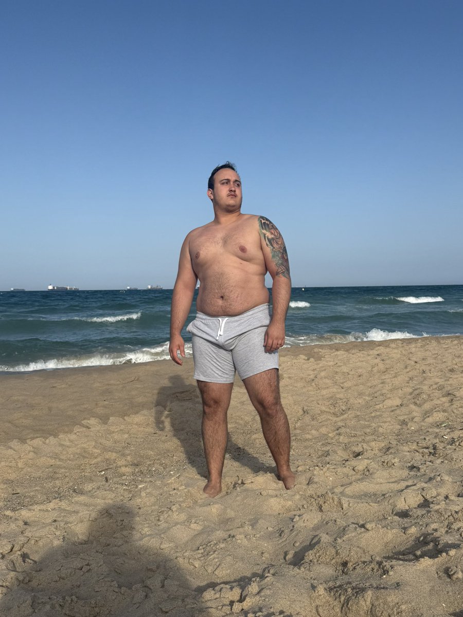 Angelgvm2021's tweet photo. Disfrutando de la playa 😝💪🏽😉 https://t.co/JyHhiHnGLF
