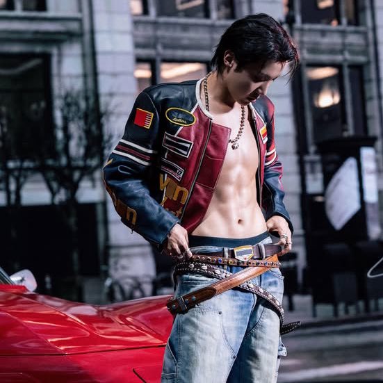 btschartsxdaily's tweet photo. 📊| #Jhope now becomes in the Asian soloist with the most entries (8) on the Billboard Hot 100 in History! 🇺🇸

CONGRATULATIONS J-HOPE https://t.co/bGdFBVe9Ym