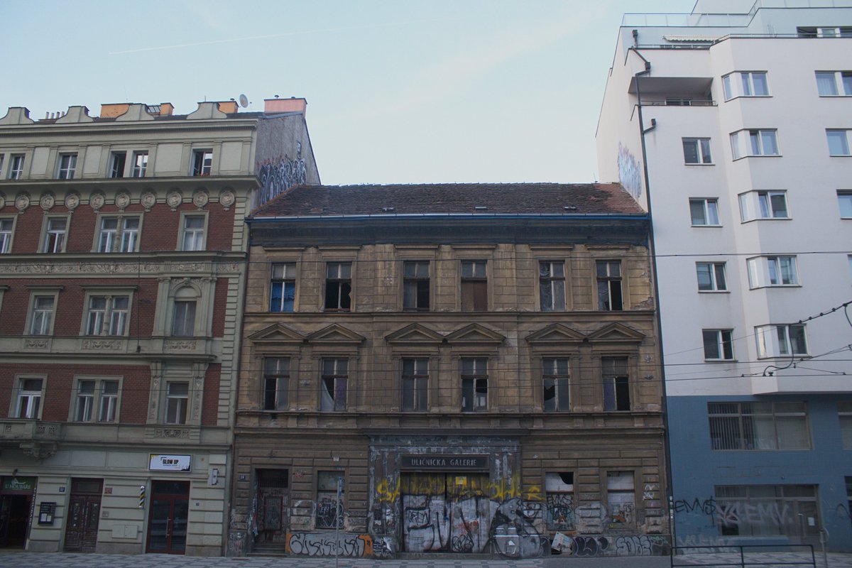 kryptodlak's tweet photo. Pilka proti spekulaci
Praha 7, dukelských hrdinů 28
„Majitel objektu, firma LA TRINITE, s.r.o., několikrát usiloval o jeho demolici (a to v letech 2001, 2004, 2006), aby zde mohl započít s novostavbou hotelu..."
#housingshortage #housingspeculation #usedart #artintervention https://t.co/31h92eUttN