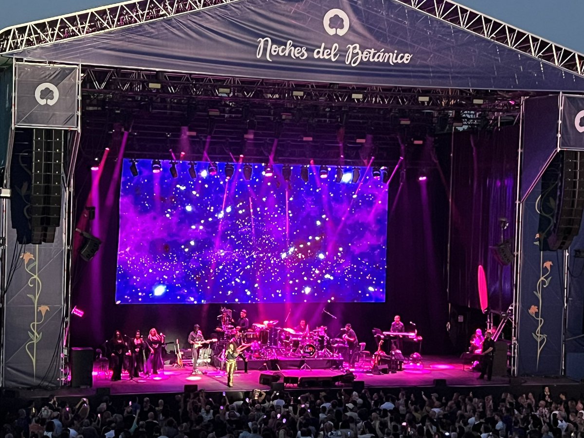 Tremendo arranque de <a href="/ChakaKhan/">C H A K A | K H A N</a> en <a href="/nochesbotanico/">Noches del Botánico</a> 
Es-pec-ta-cu-lar!!!