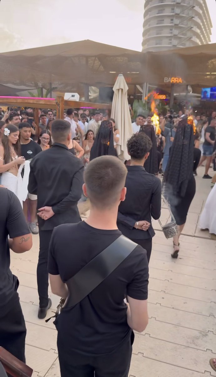 Vestirse de mantilla no es un disfraz para ir a Playa Aruba, sin comentarios.