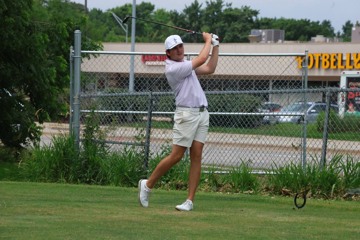 NebJuniorGolf's tweet image. Trevor. Wilson. ⭐️

The Omaha native ends his day with a par and ties his own PR with a score of 66 (-4) and sits in solo first. Wilson had 3 Eagles 🦅 on the day. 

@5pointsbank | #BigOJunior