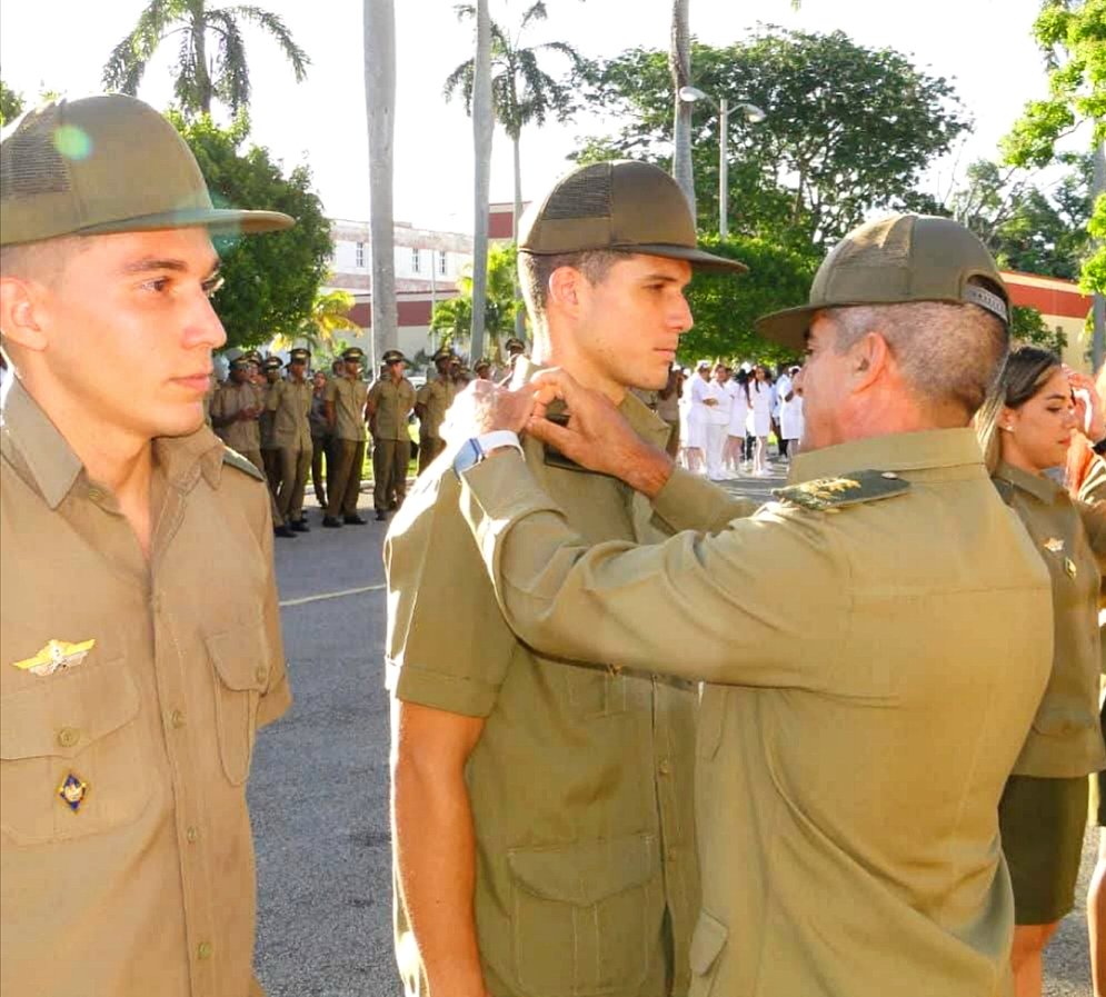 ‼️NUEVOS GALENOS CON VOCACIÓN DE PATRIA 🇨🇺

✅Hoy celebramos con orgullo el ascenso al grado inmediato superior de un nuevo contingente de médicos formados en las filas de nuestras Fuerzas Armadas Revolucionarias.

Muchas felicidades 

 #Cuba🇨🇺