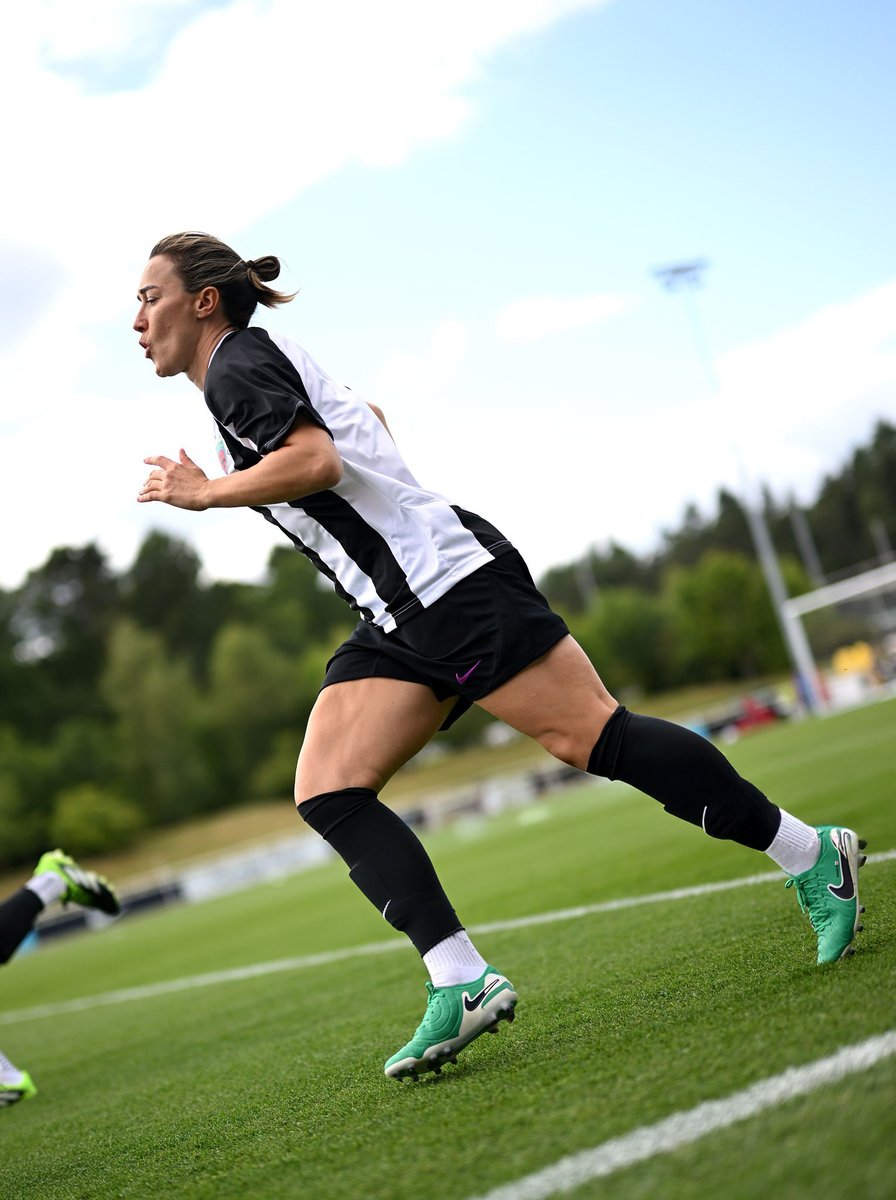 laez_11's tweet image. 📸Lucy Bronze representing her first club for the #MadeForThisGame campaign.