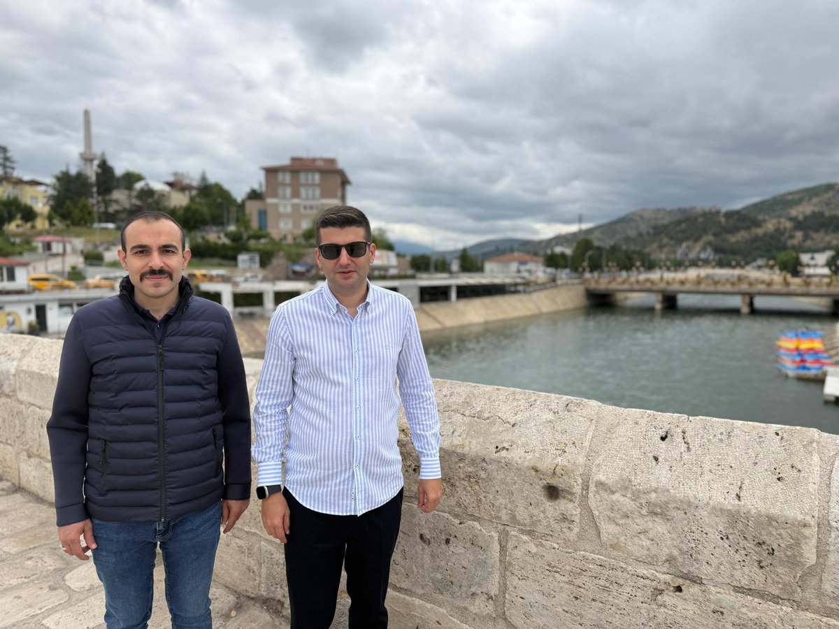 Kurşunlar yağarken önündeyim söz
Hapiste mezarda yanındayım söz
Hem başında hem de sonundayım söz
Ben varım yanında yalnız değilsin

Ülkü Ocakları Genel Başkanımız Sayın Ahmet Yiğit Yıldırım Beyefendi ile 
Tokat hatırası🇹🇷
<a href="/ayyildirim1/">Ahmet Yiğit Yıldırım</a>