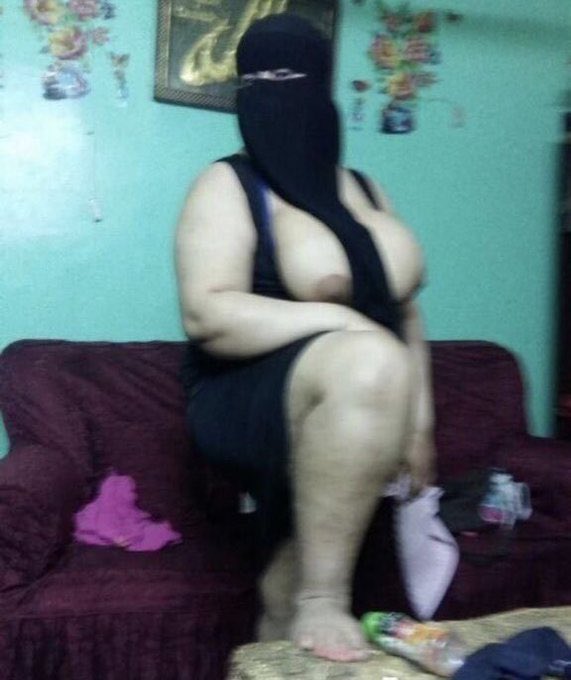 أنا ست محترمه قدام الناس لكن على السرير بكون شرموطه قادره احلب أجدعها فحل تحت منى لحد ما ينزل لبنه والحس اللبن اللي نازل سخن منه لحد آخر نقطه🧕🏼💋