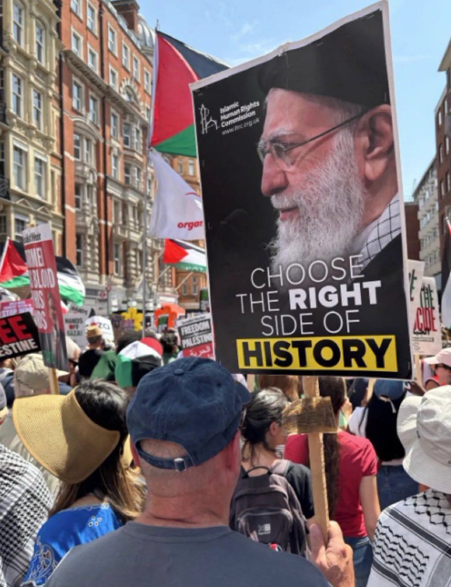 Deze foto symboliseert voor mij hoe ongeïnformeerd, wellicht zelfs ideologisch geïndoctrineerd, sommige mensen zijn. Als je Khamenei als de ‘goede kant’ van de geschiedenis beschouwt heb je niets begrepen van wat er speelt, en welk regime dagelijks mensenrechten schendt.