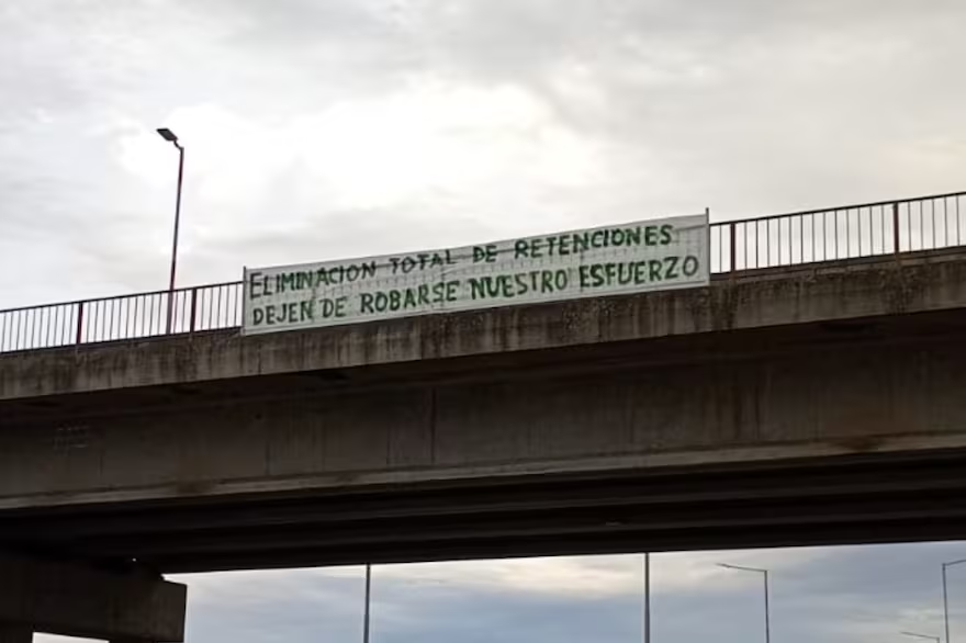 bertellof's tweet photo. "Estupor". El agro presiona a días del fin de la rebaja de retenciones y apareció una bandera con un mensaje en plena autopista https://t.co/ygNW588gEx a través de @LANACION/ https://t.co/cSVin2RPFh