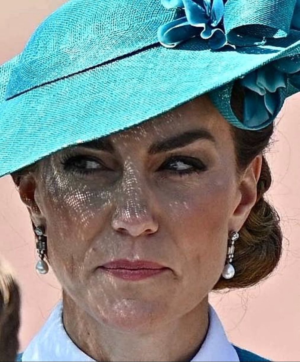 Bluntly_True21's tweet photo. @Rimmesfk Haha poor Kate wouldn't last an hour in Meghan's shoes! Kate better buckle up more & more are working out she is a lying scheming woman determined to fleece tax payers monies.
#LazyKate #AbolishTheMonarchy
#Fakecancer https://t.co/7cHNJDLoGT