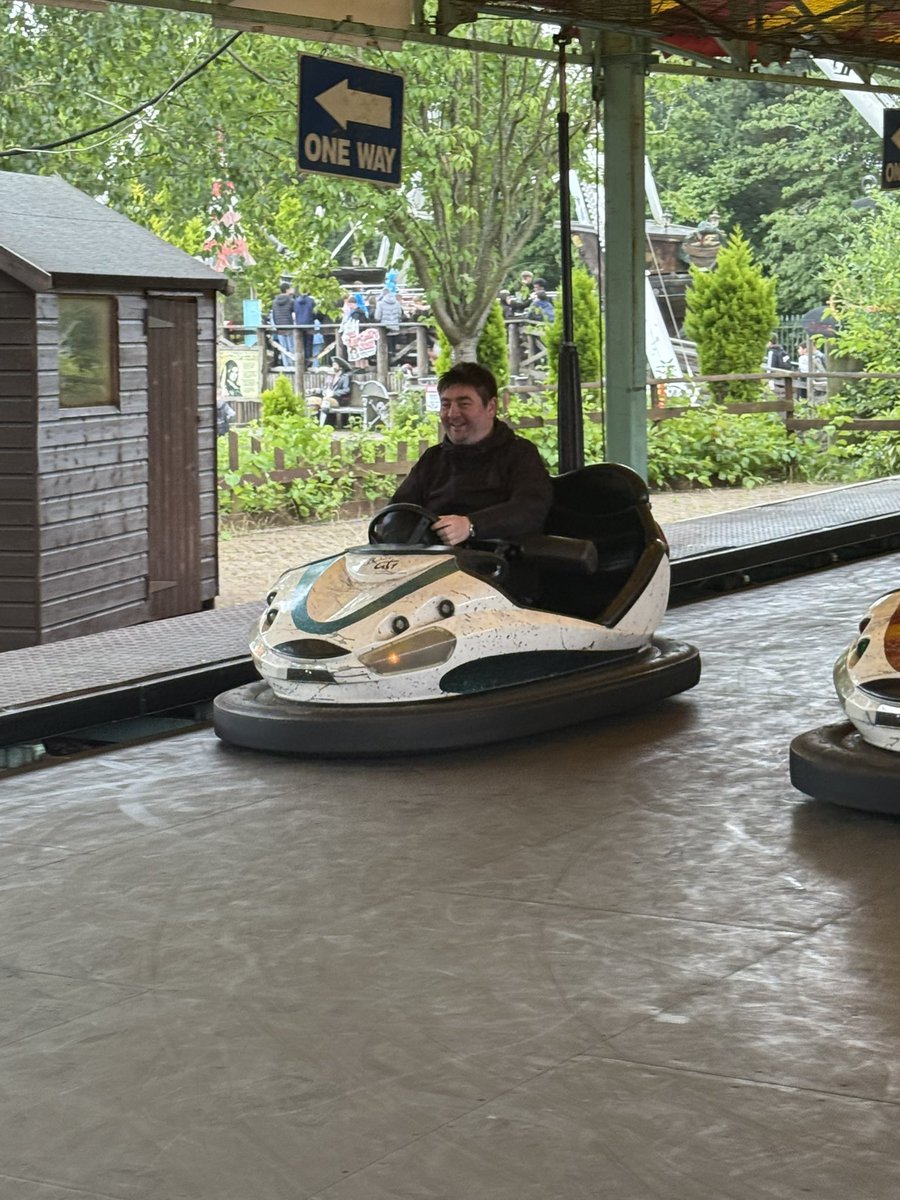 Two amazing reward trips for our S1’s and S2’s <a href="/allsaintsrcsec/">All Saints' RC Secondary</a> 🐧🦁🎡🎢 Mr Downey swapping the mini bus for the dodgems 🤣