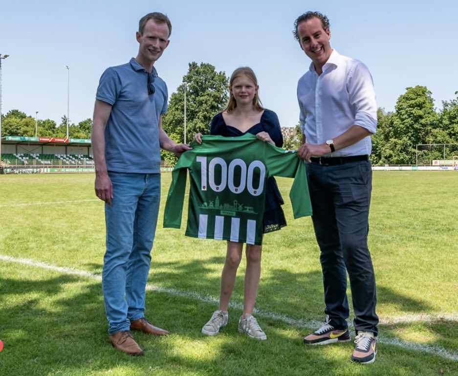 Een mijlpaal: ons 1000ste lid, dit markeert de groei van onze club. Uit handen van Burgemeester Maathuis en de voorzitter een prachtig thuisshirt als blijvende herinnering en bekroning.
