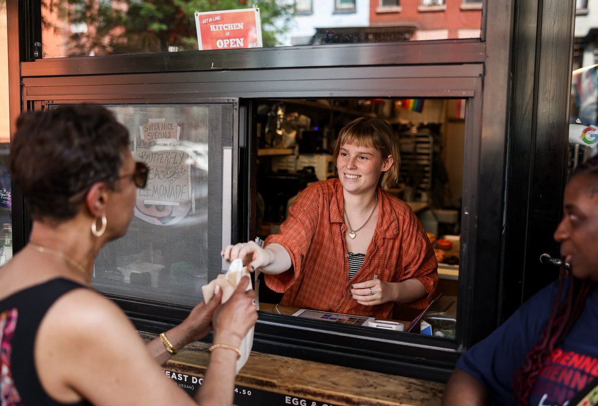 AdrienneEAdams's tweet image. A steamy but joyful day here in East Harlem touring businesses and meeting voters with @DianaAyalaNYC. Couldn’t think of a better way to spend the afternoon, with less than 24 hours to go before Election Day!