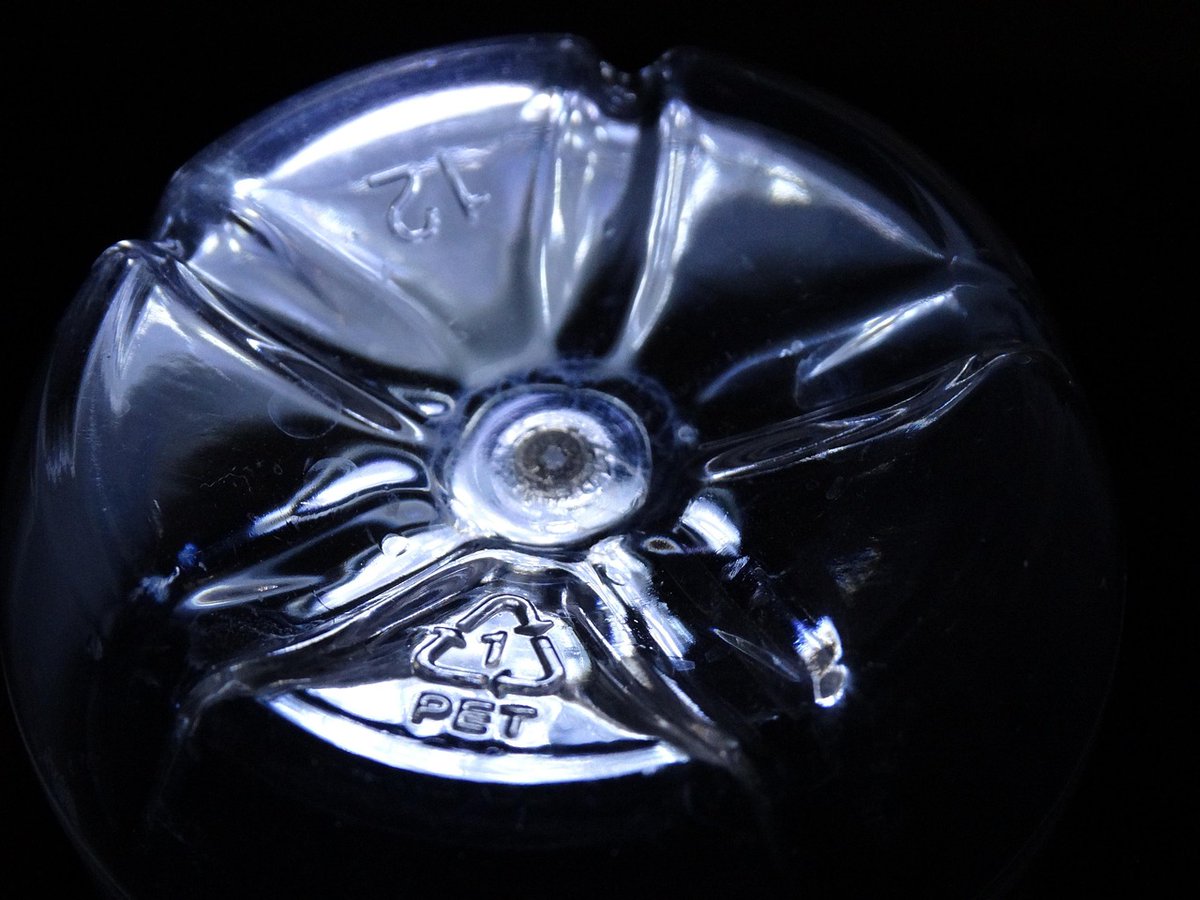 Z plastikowych butelek można robić... leki przeciwbólowe! 😮 

Naukowcy ze Szkocji opracowali technologię, dzięki której przetwarzają PET na paracetamol. W projekt zaangażowana jest m in. AstraZeneca. 

Więcej: zielona.interia.pl/smieci-plastik…