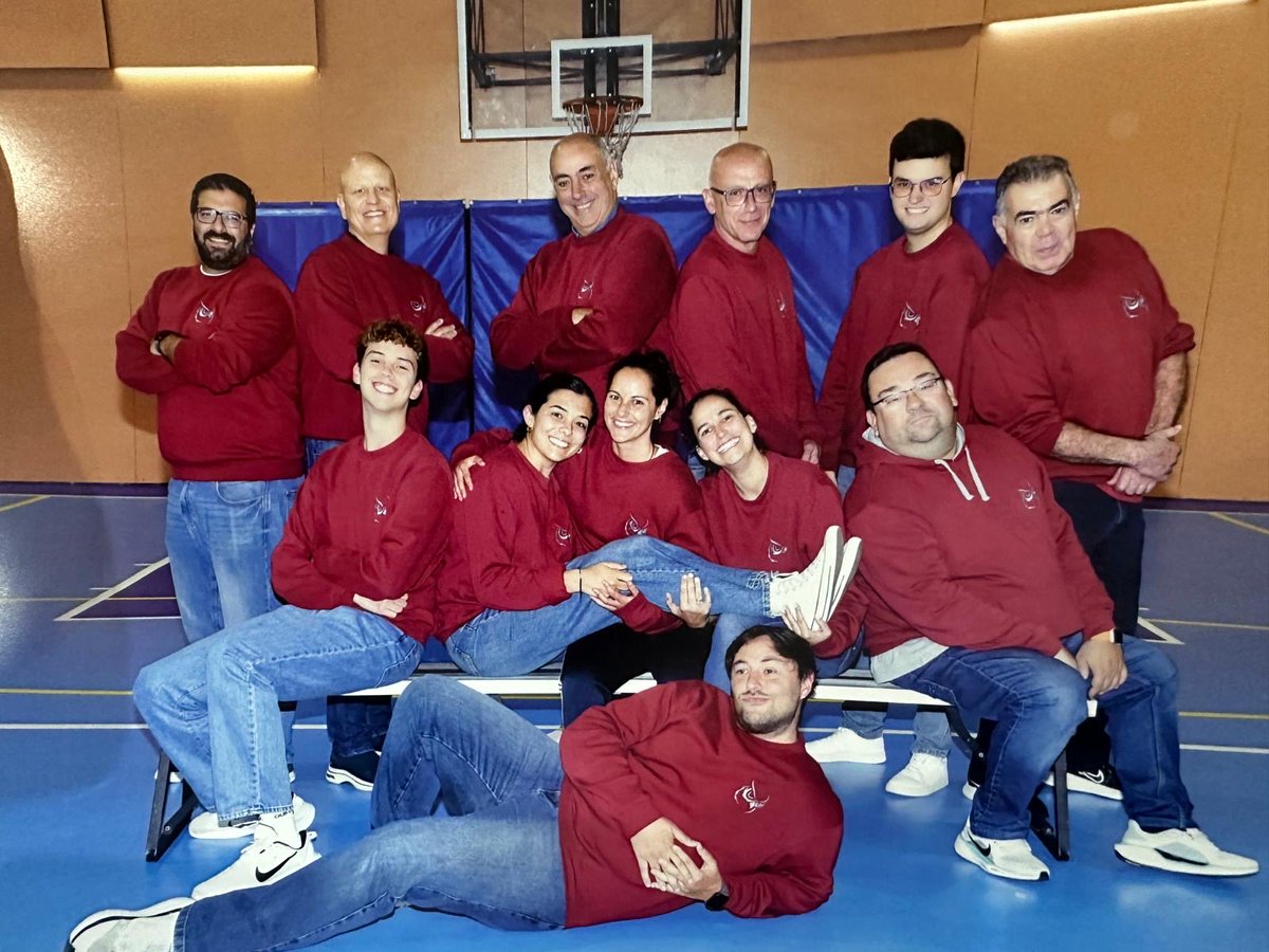 LKLaguna's tweet photo. Los grandes culpables de nuestra familia LK !!!!! Gracias por el esfuerzo,el trabajo diario, el cariño hacia los jugadores/as y la fidelidad ♥️🦉🏀 https://t.co/ZXDIOJvWiI