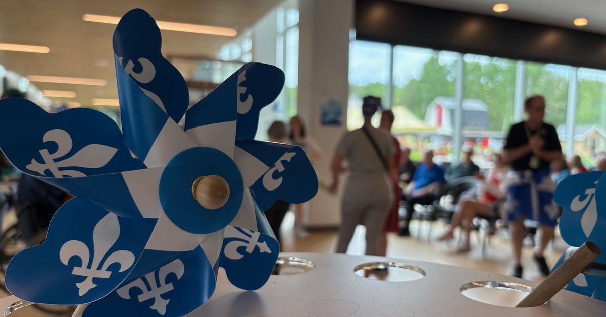 Mario Asselin (@marioasselin) on Twitter photo Les résidents de Humanitæ Lebourgneuf avaient le coeur à la fête cet après-midi: des desserts, de la musique, de la danse et bien sûr notre drapeau du Québec arboré fièrement.
J'étais en compagnie de Véronique Dallaire (<a href="/vdallaire08/">Véronique Dallaire</a> - conseillère municipale), pour l'occasion. Les résidents de Humanitæ Lebourgneuf avaient le coeur à la fête cet après-midi: des desserts, de la musique, de la danse et bien sûr notre drapeau du Québec arboré fièrement.
J'étais en compagnie de Véronique Dallaire (<a href="/vdallaire08/">Véronique Dallaire</a> - conseillère municipale), pour l'occasion.