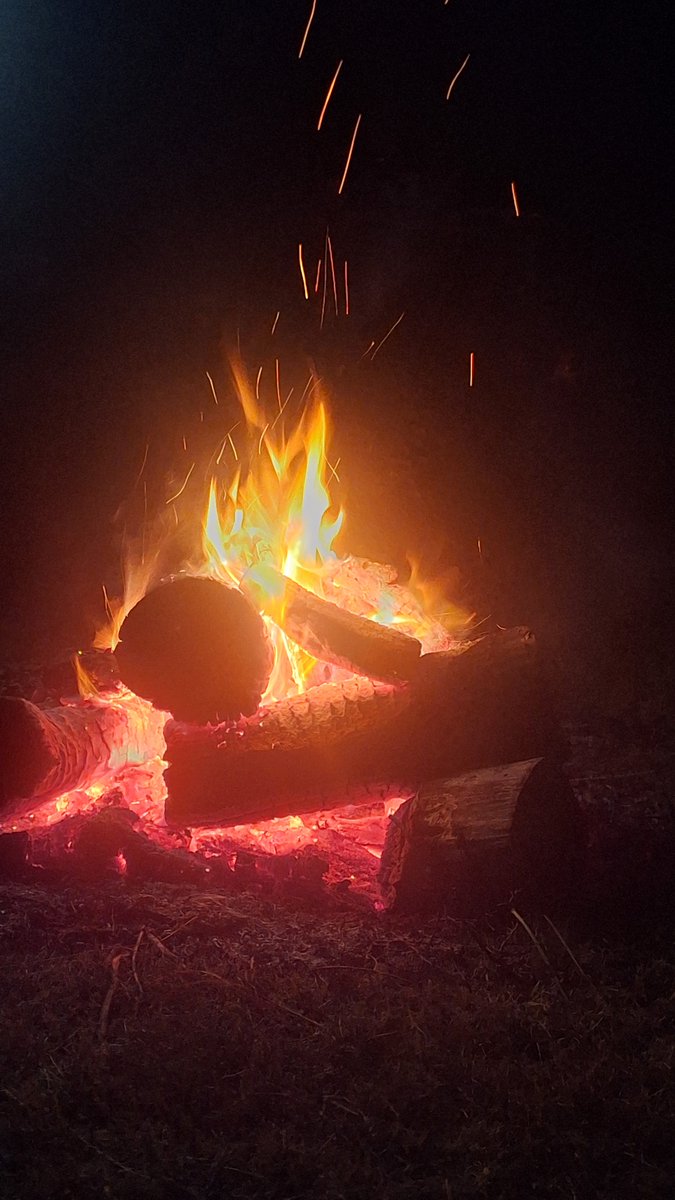 Forši tā, vnk sēdēt, ēst sieru un rabarberu plātsmaizi, un zīlēt ugunī nākotni. Visādi zaķīši un citi mošķi rādās.
