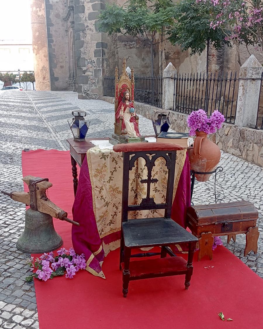 ALMENDRAL (Badajoz). Felicidades a Jesús Thovar, antiguo monaguillo, y José Joaquín Pérez, coordinador de Campaneros de Almendral, por conservar la tradición de instalar Altares con motivo de la Procesión del Corpus Christi. “Sentimiento, Tradición. Recuerdo” <a href="/ArchiMridaBadaj/">Archi Mérida-Badajoz</a>