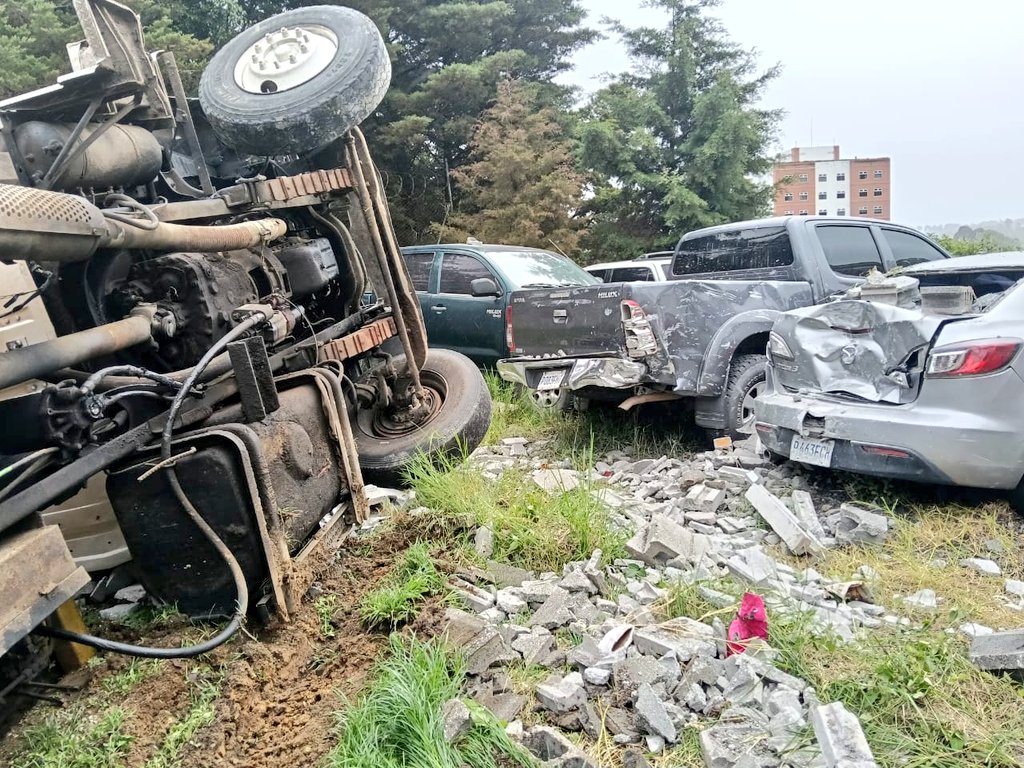 Camión volcado en Bulevar Vista Hermosa y 25 avenida zona 15.

Sin heridos, informan los Bomberos Municipales.