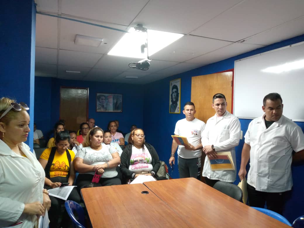 🇨🇺Estado Miranda 🇻🇪
Se realiza en la coordinación del estado vespertino haciendo énfasis en las principales efemérides y noticias nacionales e internacionales.
También desarrolla turno de reflexión y debate.
#CubaPorLaVida
#CubaCoopera