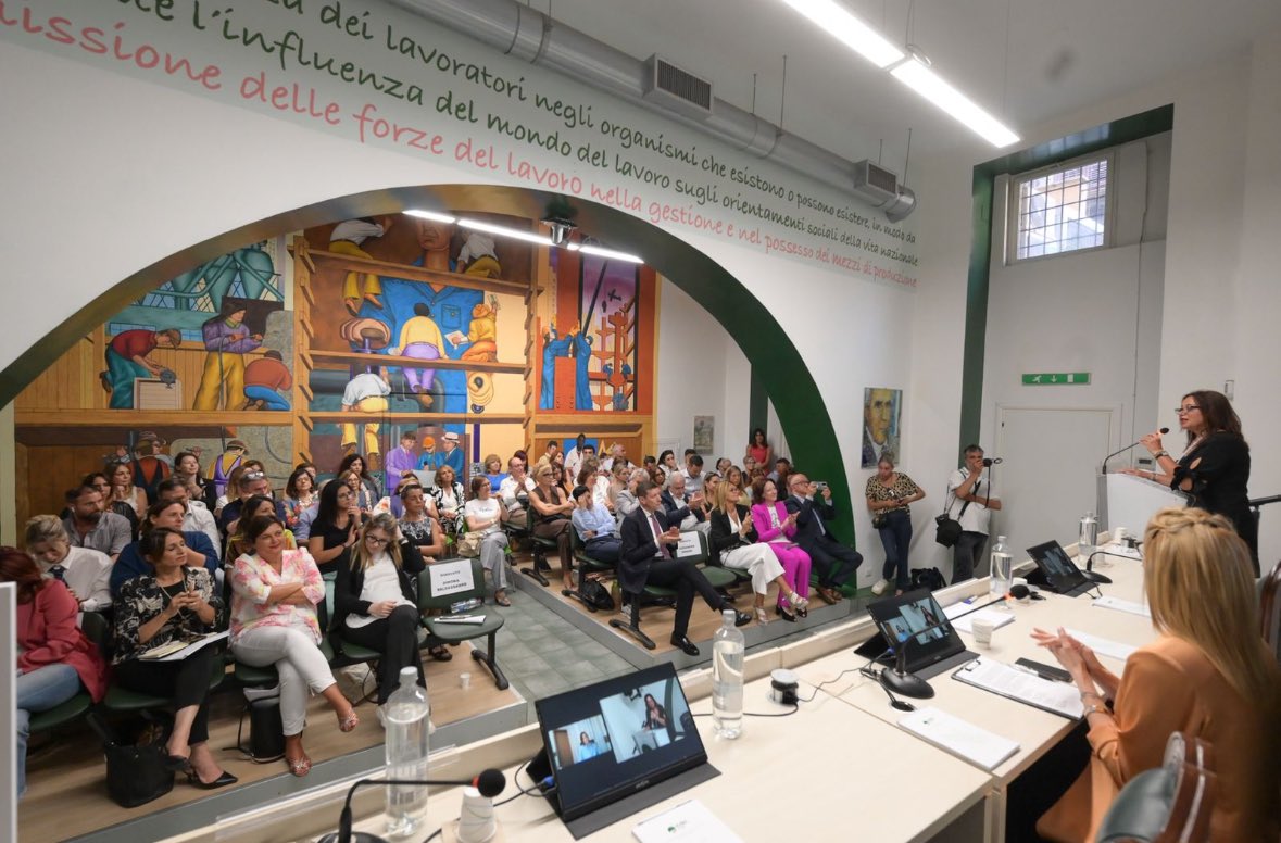 Cisl presentati i risultati dell'indagine: “Donne al Lavoro nel Lazio pioniere di cambiamento, partecipazione, giustizia sociale".
Il 12% è molto soddisfatta del lavoro,con il 66% che ha figli. 
La maternità spesso ostacola carriera. Inclusione femminile è cruciale per il futuro!